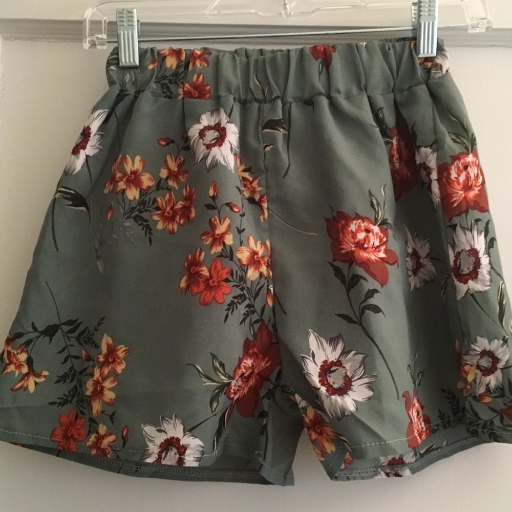 NWOT elastic waist floral shorts